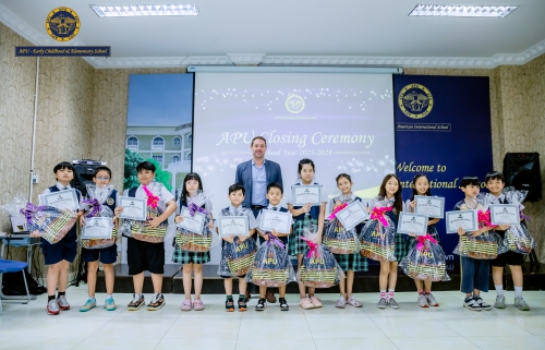 LỄ BẾ GIẢNG NĂM HỌC 2023-2024 TẠI TRƯỜNG TIỂU HỌC QUỐC TẾ HOA KỲ APU